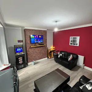 Giga Residential 4 Bedrooms, 8 Guests , Near Centre, Arcade Machine, Sky Tv, Netflix, Free Wifi, Free Parking , Newcastle upon Tyne United Kingdom