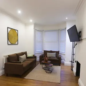 Modern 4-bed Sleeps 8 Close To Centre Parking Available - Exc Restricted , Nottingham United Kingdom